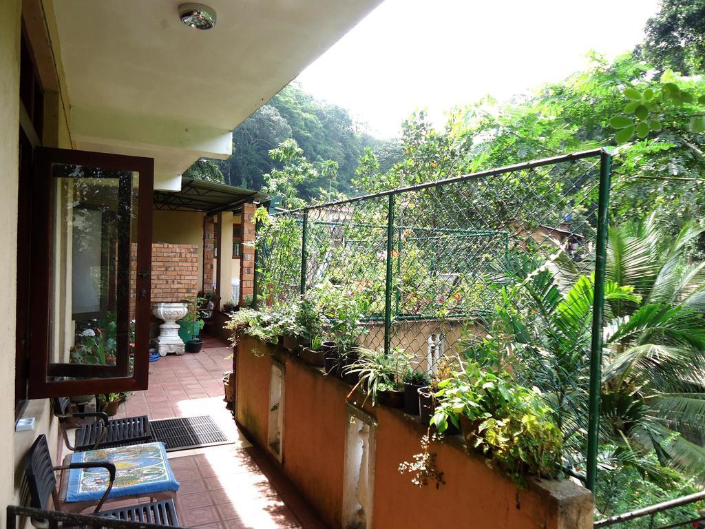 Green Woods Guest Kandy Exterior photo